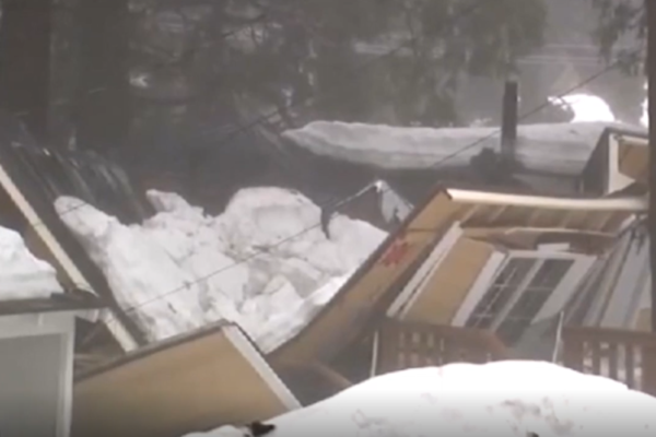 Tempesta negli Usa: la neve “sfonda” e distrugge tetti delle case – VIDEO