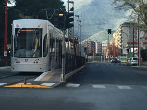 Il_tram_di_Palermo_in_servizio_in_via_Leonardo_da_Vinci_3