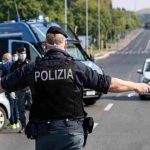 Posto di blocco, tra qualche giorno scatta la modifica: ora o hai questo tagliandino o ti becchi 400 euro di multa | Non esistono giustificazioni