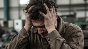 Lavoratore triste, disperazione - foto (C) Teleone.it