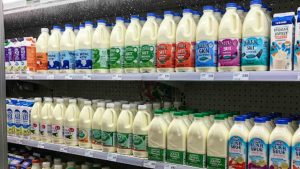Bottiglie di latte al supermercato - foto (C) teleone.it