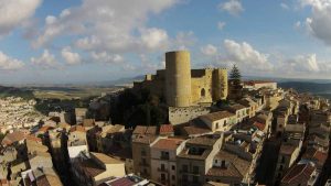 Il Castello, che domina la cittadina (foto wikipedia) - teleone.it
