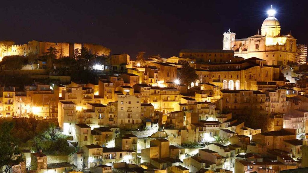 La foto di Piazza Armerina di notte (foto wikipedia) - teleone.it