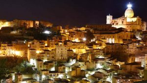 La foto di Piazza Armerina di notte (foto wikipedia) - teleone.it