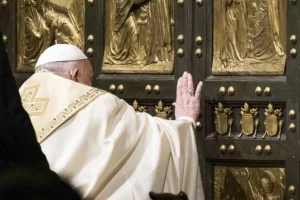 Papa Francesco Porta Santa - foto italpress