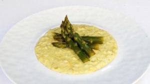 Risotto agli asparagi (foto vanityfair.it) - teleone.it