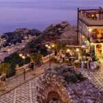 È vicinissima a Taormina ma non ha nulla da invidiarle: questo minuscolo borgo medioevale è tra i più belli e pittoreschi della Sicilia