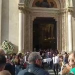 “Mamma non è stata in grado di amarvi”: Misterbianco in lacrime per l’ultimo saluto alla piccola Maria Rosa