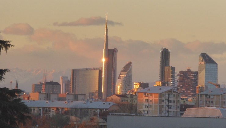 I grattacieli di Porta Garibaldi al_tramonto da Santa Giulia (foto wikipedia ) - teleone.it