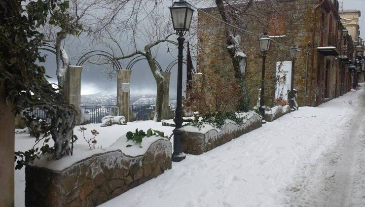 Il borgo innevato in inverno (foto weathersicily) - teleone.it