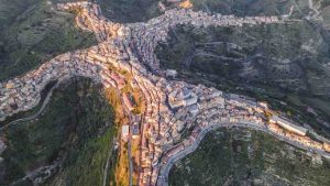 Il paesino siciliano visto dall'alto (foto lavocedinewyork) - teleone.it