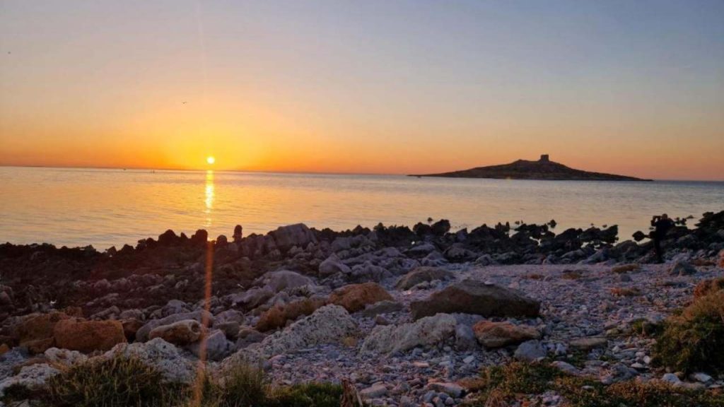 Il tramonto visto dalla spiaggia del palermitano (foto booking.com) - teleone.it
