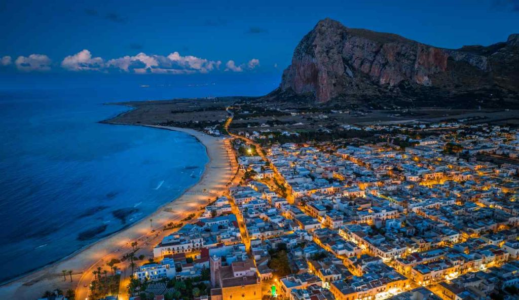 La cittadina di sera, vista dall'alto (foto 101-zone.com) - teleone.it