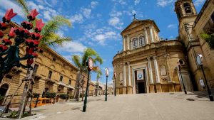 La cittadina, nella piazza centrale (foto ioamolasicilia) - teleone.it