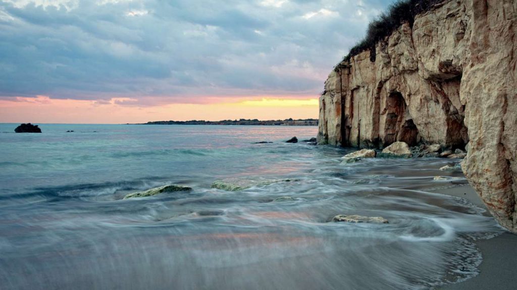 La suggestiva spiaggia (foto ortigiaisland) - teleone.it