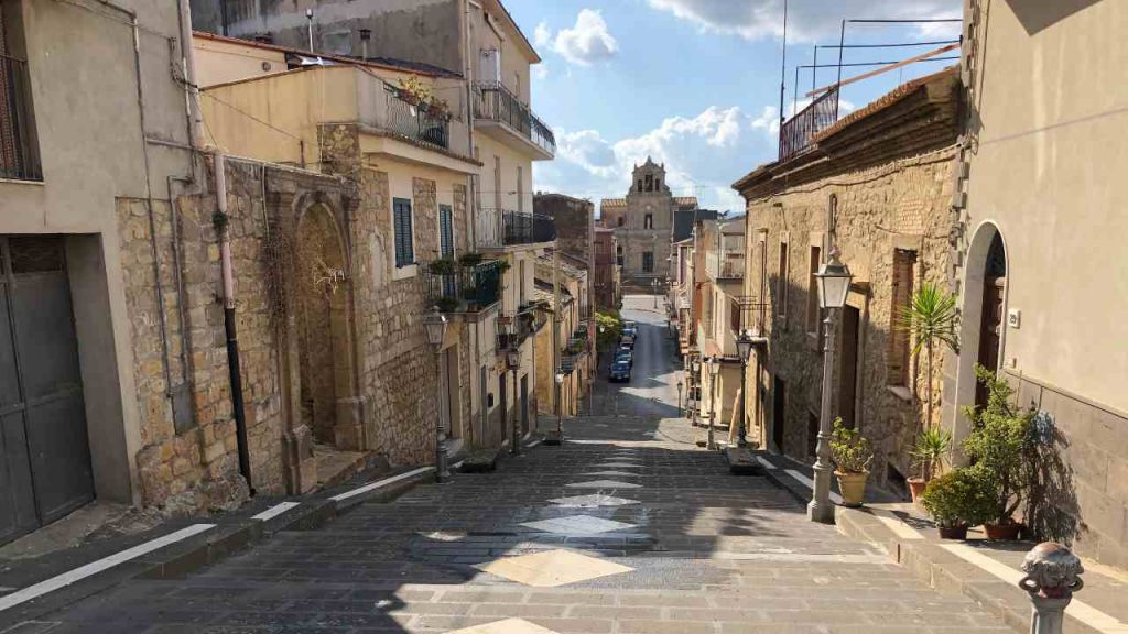 La via Trigona, nel paesino siciliano (foto wikimedia) - teleone.it
