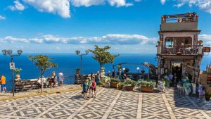 La vista dalla piazza della cittadina (foto sicily-adventure) - teleone.it
