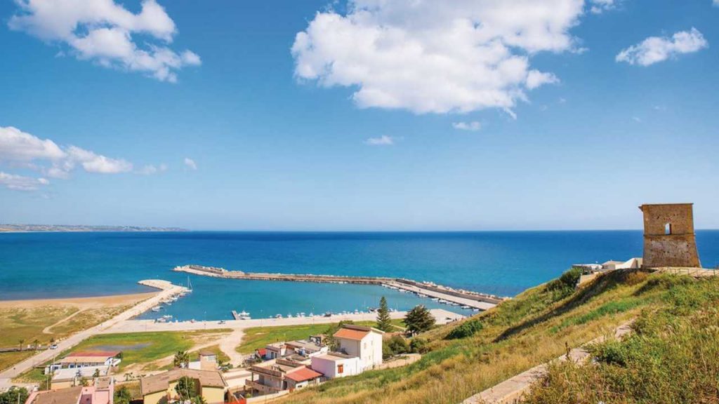 Lo splendido scorcio dalla spiaggia siciliana (foto visitbelice) - teleone.it