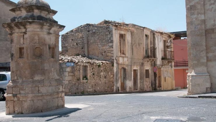 Lo storico centro della cittadina siciliana (foto borghipiubelliditalia) - teleone.it