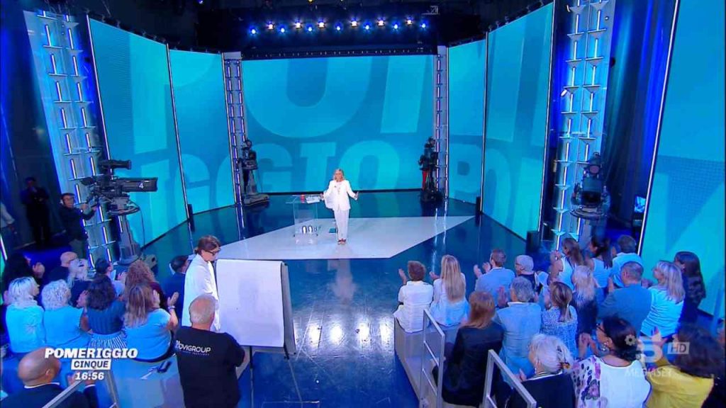 Lo studio di Pomeriggio 5 (foto biccy) - teleone.it