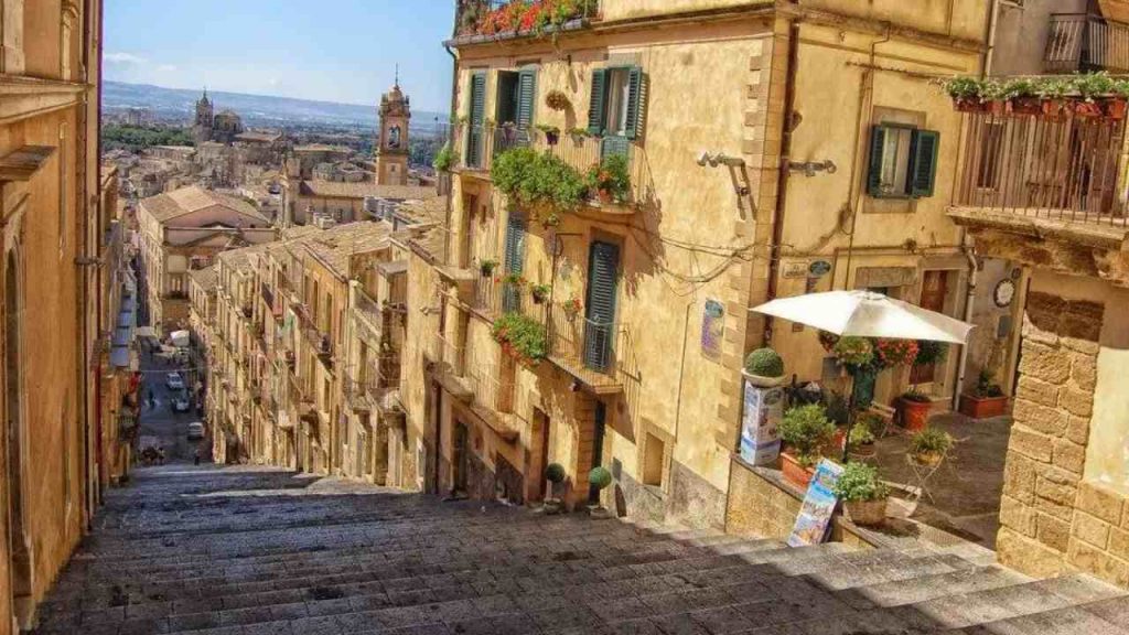 Scalinata nella cittadina (foto synapp) - teleone.it
