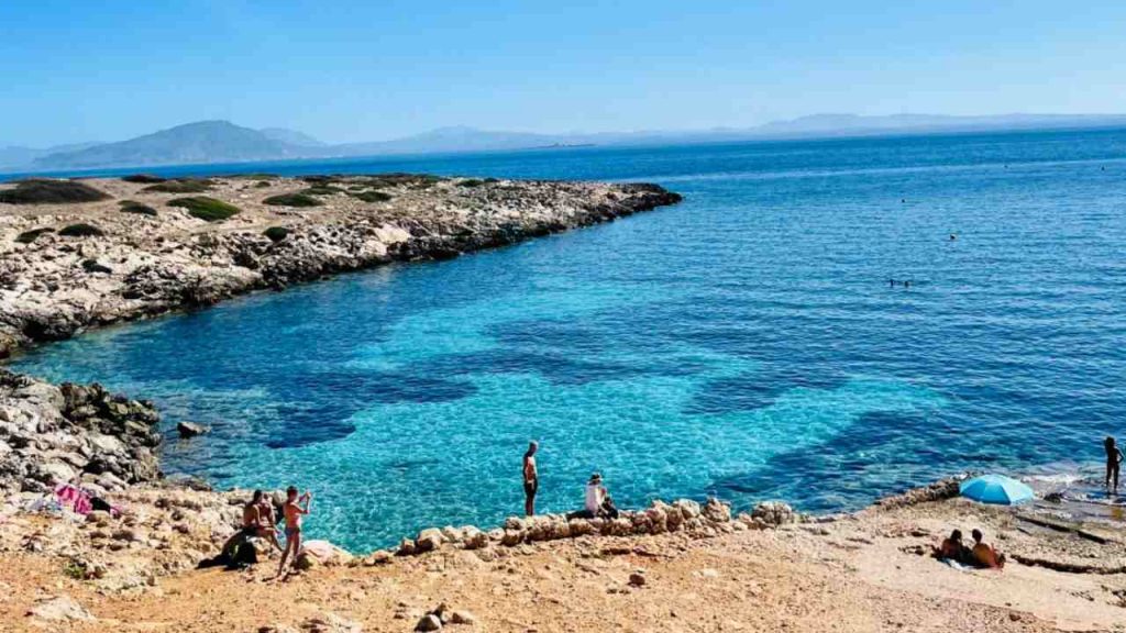 Una delle spiaggette nell'isola (foto stiviaggi) - teleone.it