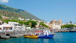 Il porticciolo nella splendida località isolana (foto sicily.co.uk) - teleone.it