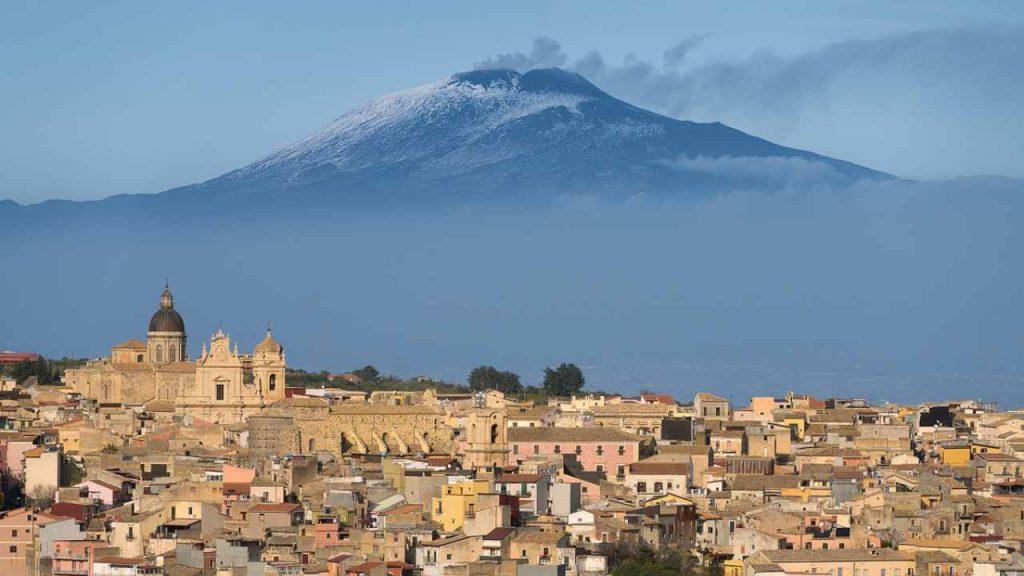La splendida cittadina, con l'Etna sullo sfondo (foto italia.it) - teleone.it