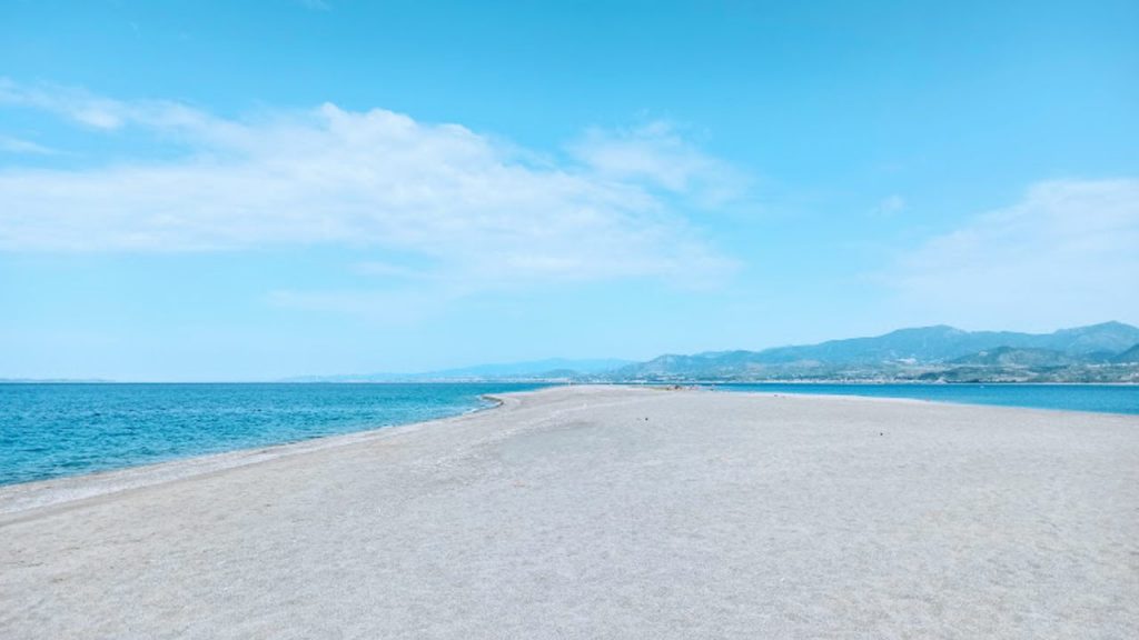 la splendida spiaggia della località isolana (foto riservadimarinello.it) - teleone.it