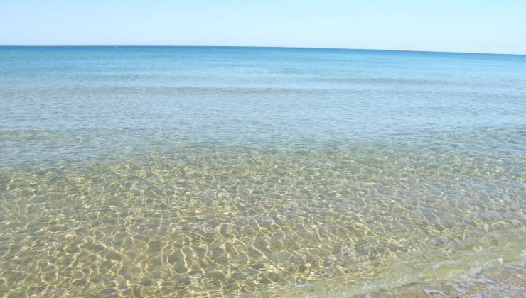 lo specchio d'acqua nella spiaggia siciliana (foto baglioridisicilia) - teleone.it