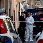 misterbianco donna butta figlia balcone