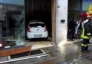 vetrina sfondata vigili