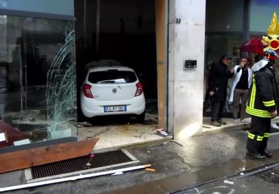 vetrina sfondata vigili