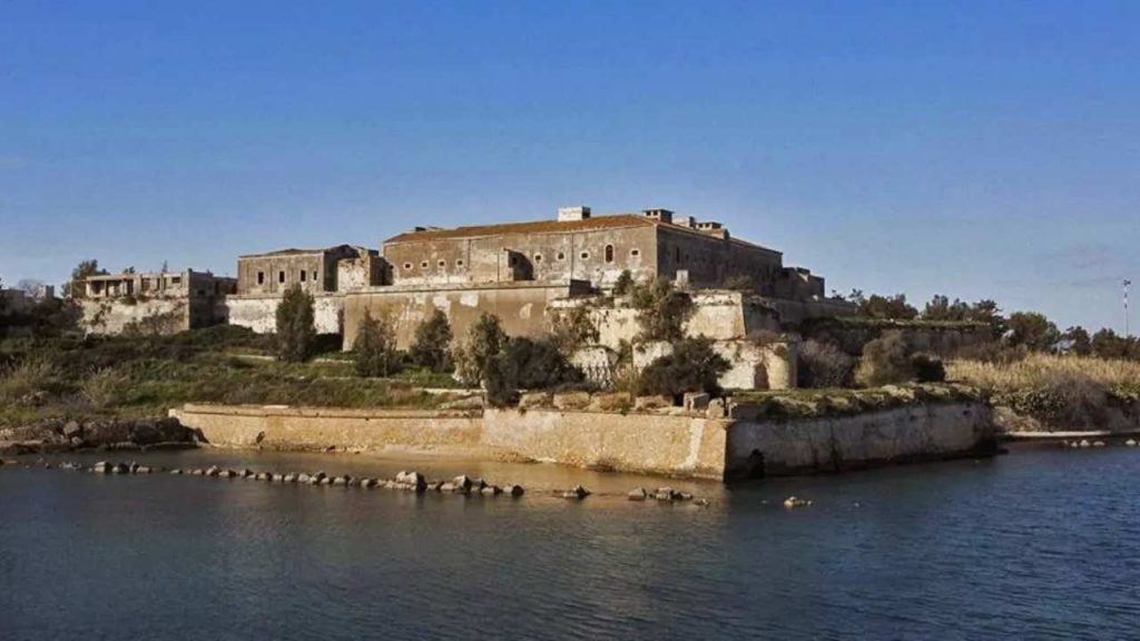 il castello svevo nella cittadina (foto azichem.com) - teleone.it