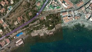 la cittadina catanese dall'alto e il lungomare (foto google) teleone.it