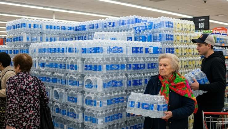 Supermercato acquisto acqua - foto (C) Teleone.it