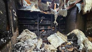 casa a fuoco - (foto FB Roberta Mander Maghouin) - teleone.it