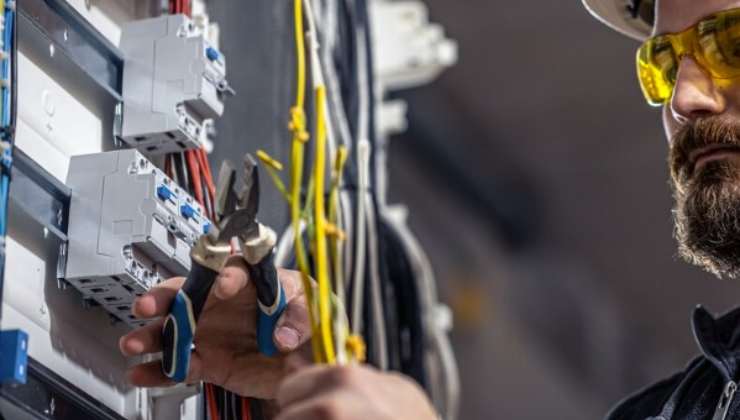 elettricista foto freepik - teleone.it