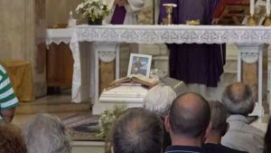 foto funerale - screenshot youtube - teleone.it