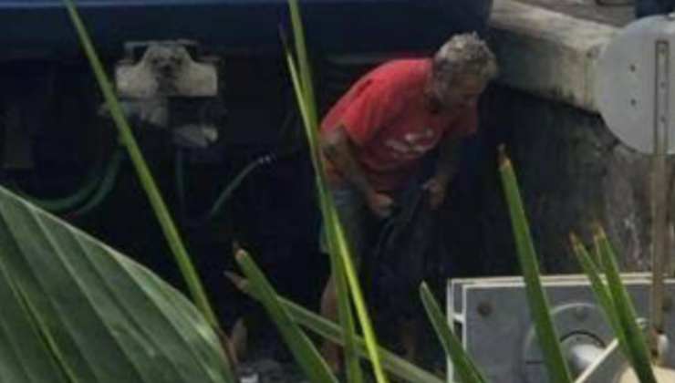 uomo sui binari (screenshot video fb) - teleone.it