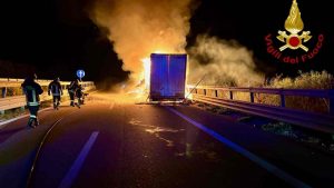 vigili autostrada incidente camion fiamme