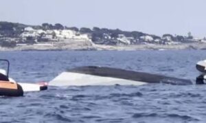 barca capovolta mare