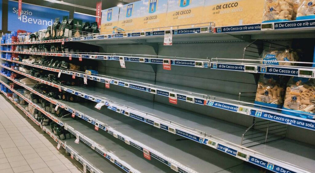 scaffali supermercato vuoti